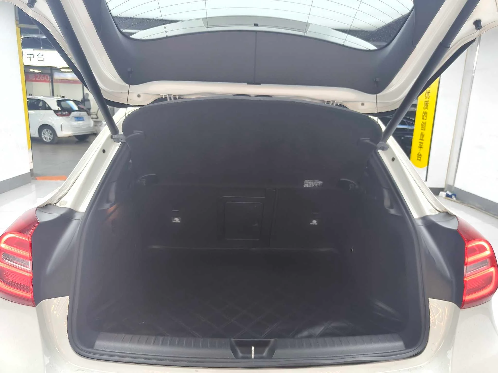Mercedes Benz GLA260 4WD - interior