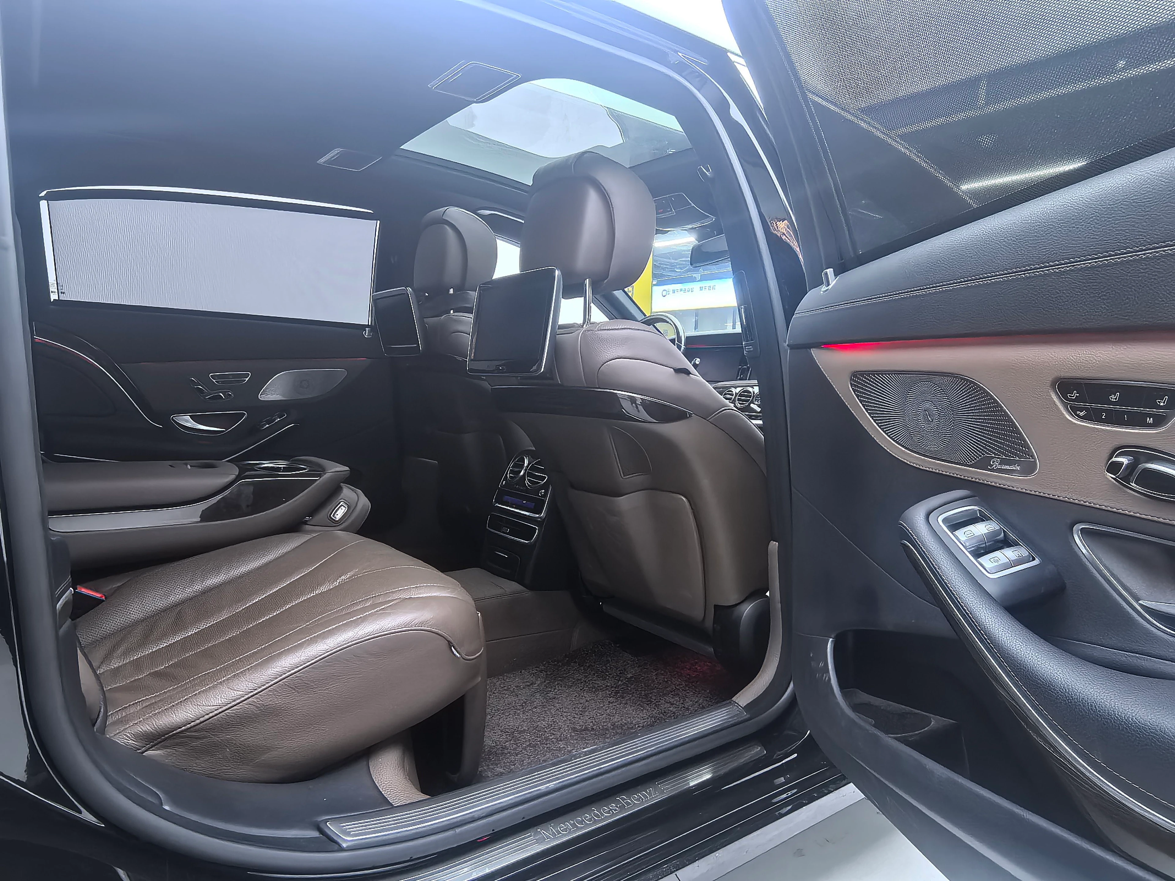 Mercedes-Maybach S400 4WD - interior