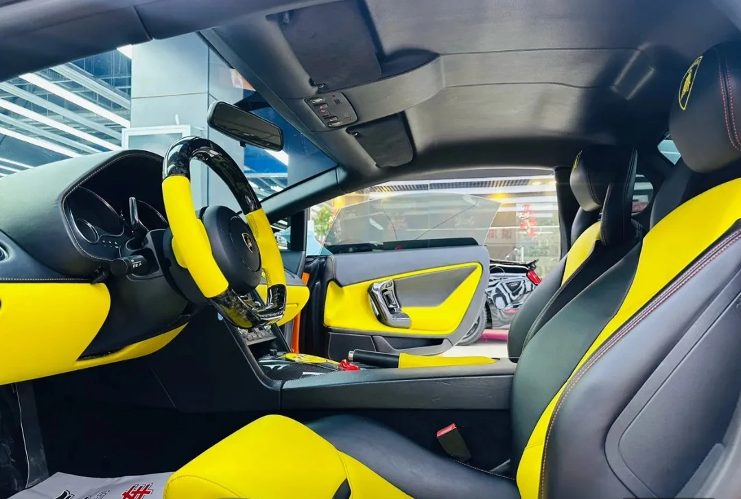 Lamborghini Gallardo LP 550-2 Tricolore - interior