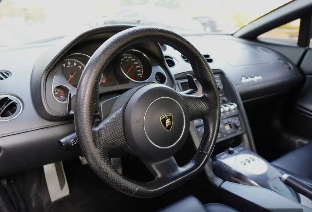Lamborghini Gallardo LP 550-2 Standard Edition - interior