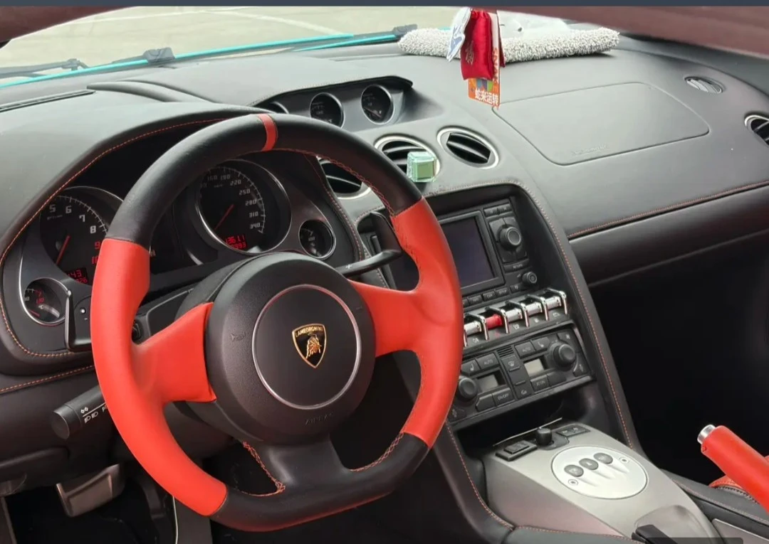 Lamborghini Gallardo LP 560-4 Bicolore - interior