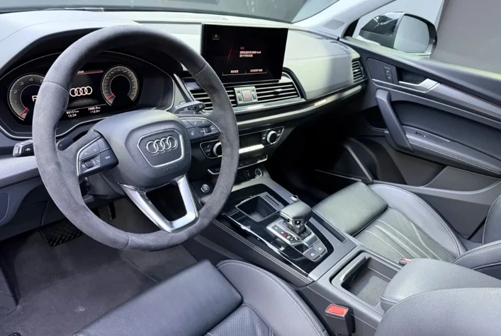 Audi Q5 L  45 TSI Quattro - interior