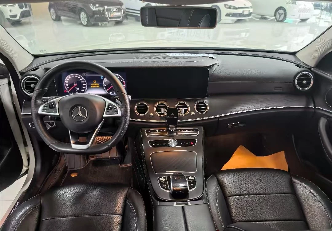Mercedes-Benz E300L Sport - interior