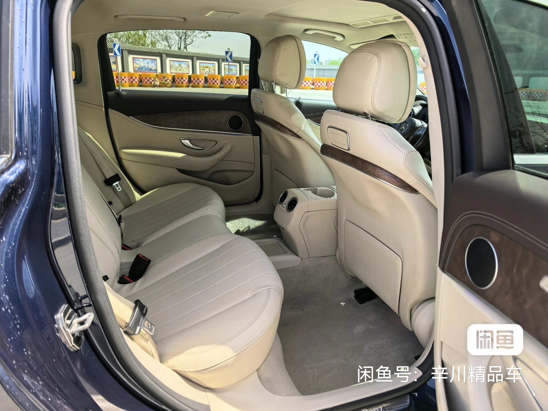 Mercedes-Benz E200L - interior