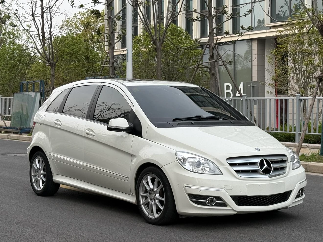 Mercedes-Benz B-Class B200 - exterior
