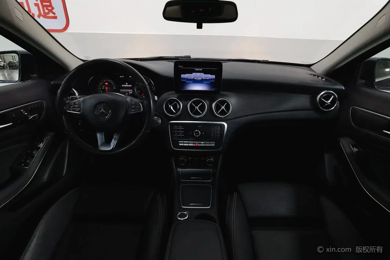 Mercedes-Benz GLA200 - interior