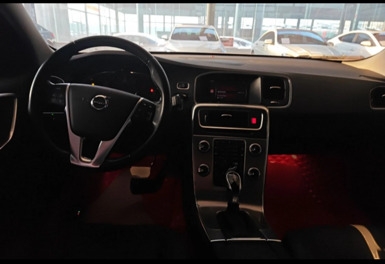 Volvo S60 T4 FWD - interior