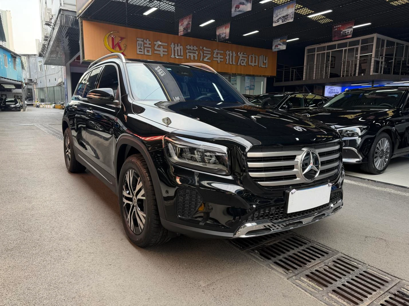 Mercedes-Benz GLB-Class GLB220 Dynamic - exterior