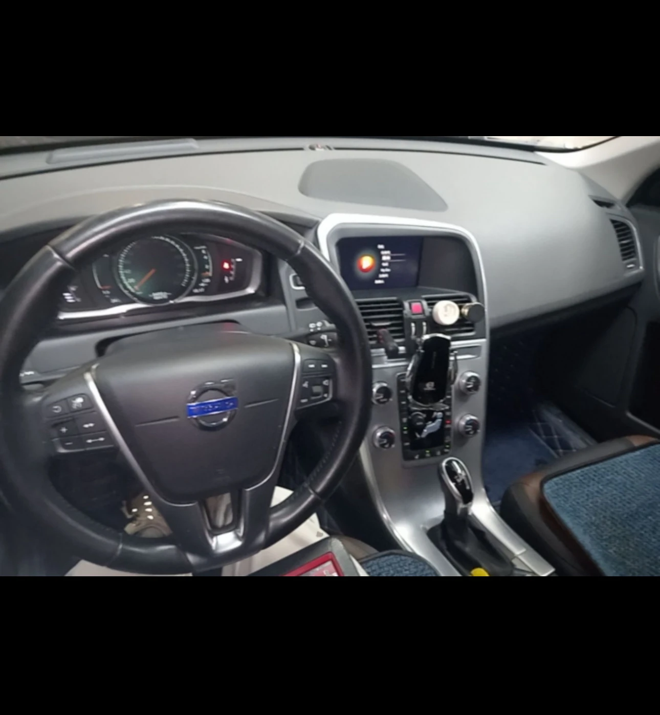 Volvo XC60 T5 AWD  - interior