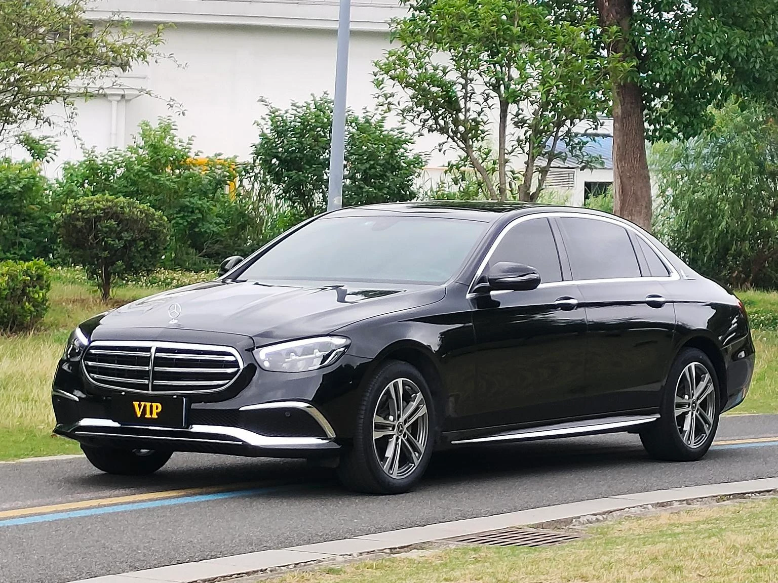 Mercedes-Benz E-Class  260 L Sport Sedan - exterior