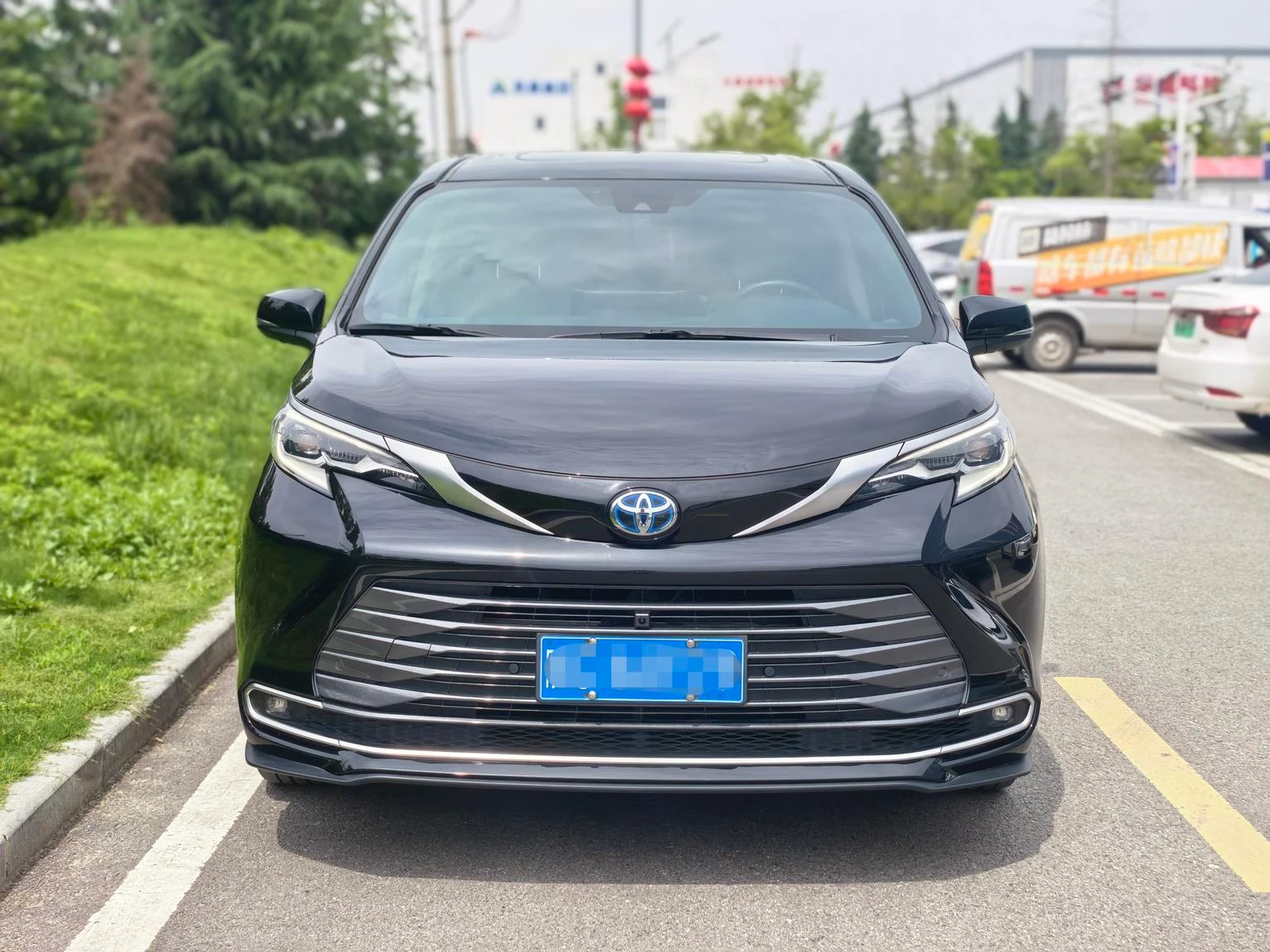 Toyota Sienna Hybrid 2.5L Premium Edition - exterior