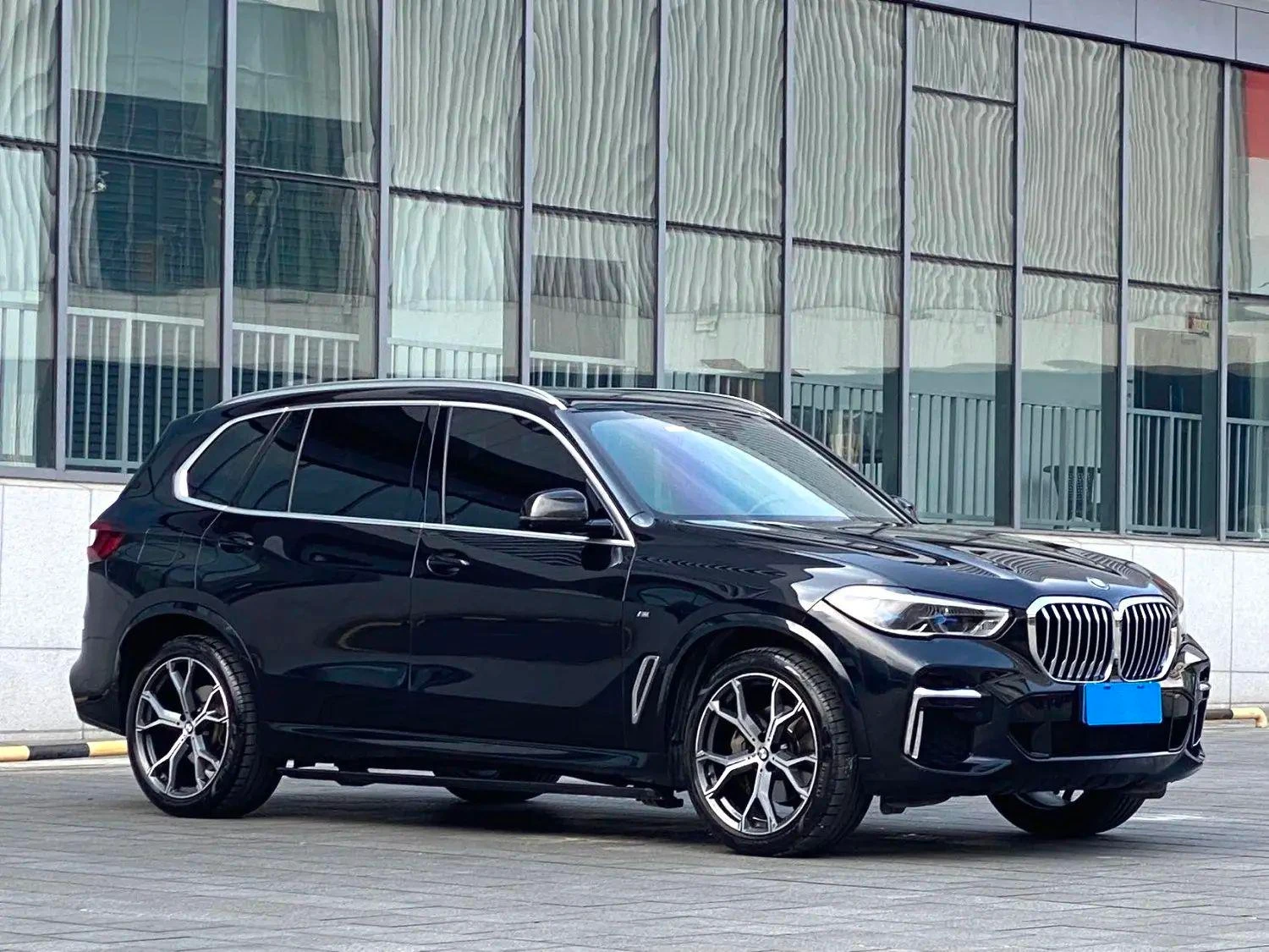 BMW X5 xDrive 40Li M Sport Package - exterior