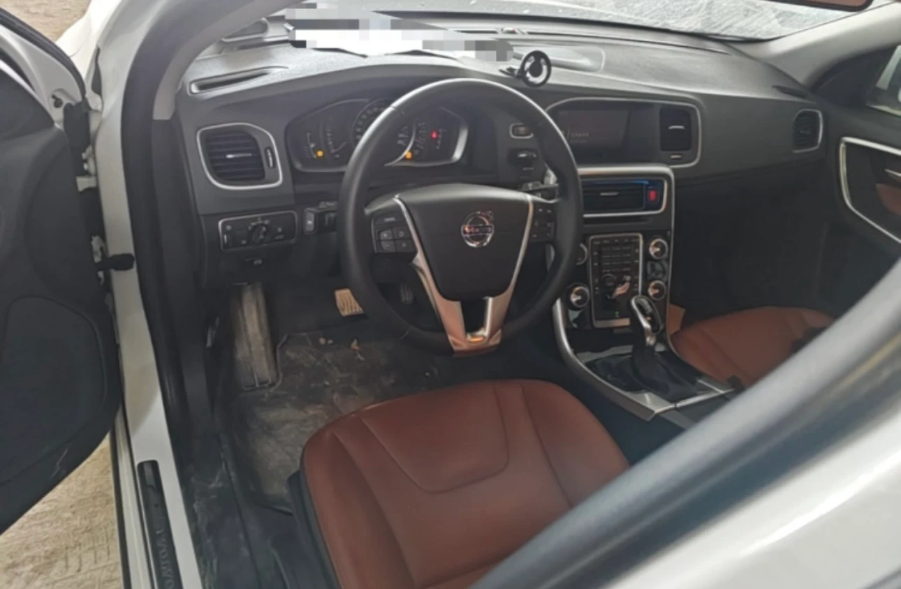 Volvo S60 T3  FWD - interior