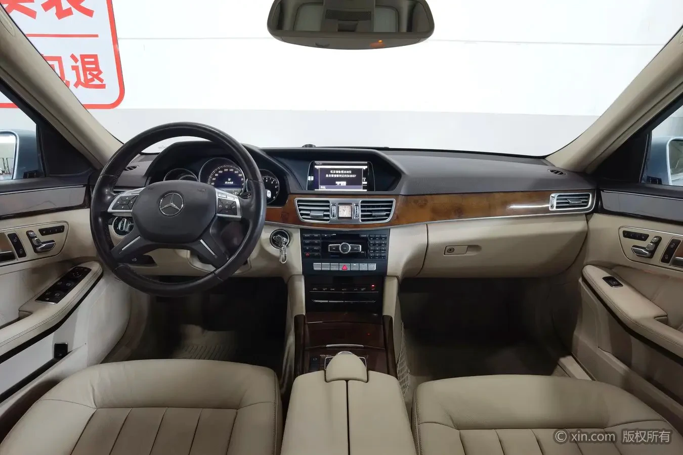 Mercedes-Benz E260L - interior