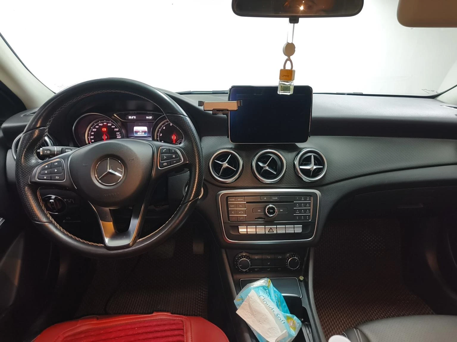 Mercedes-Benz GLA200 - interior