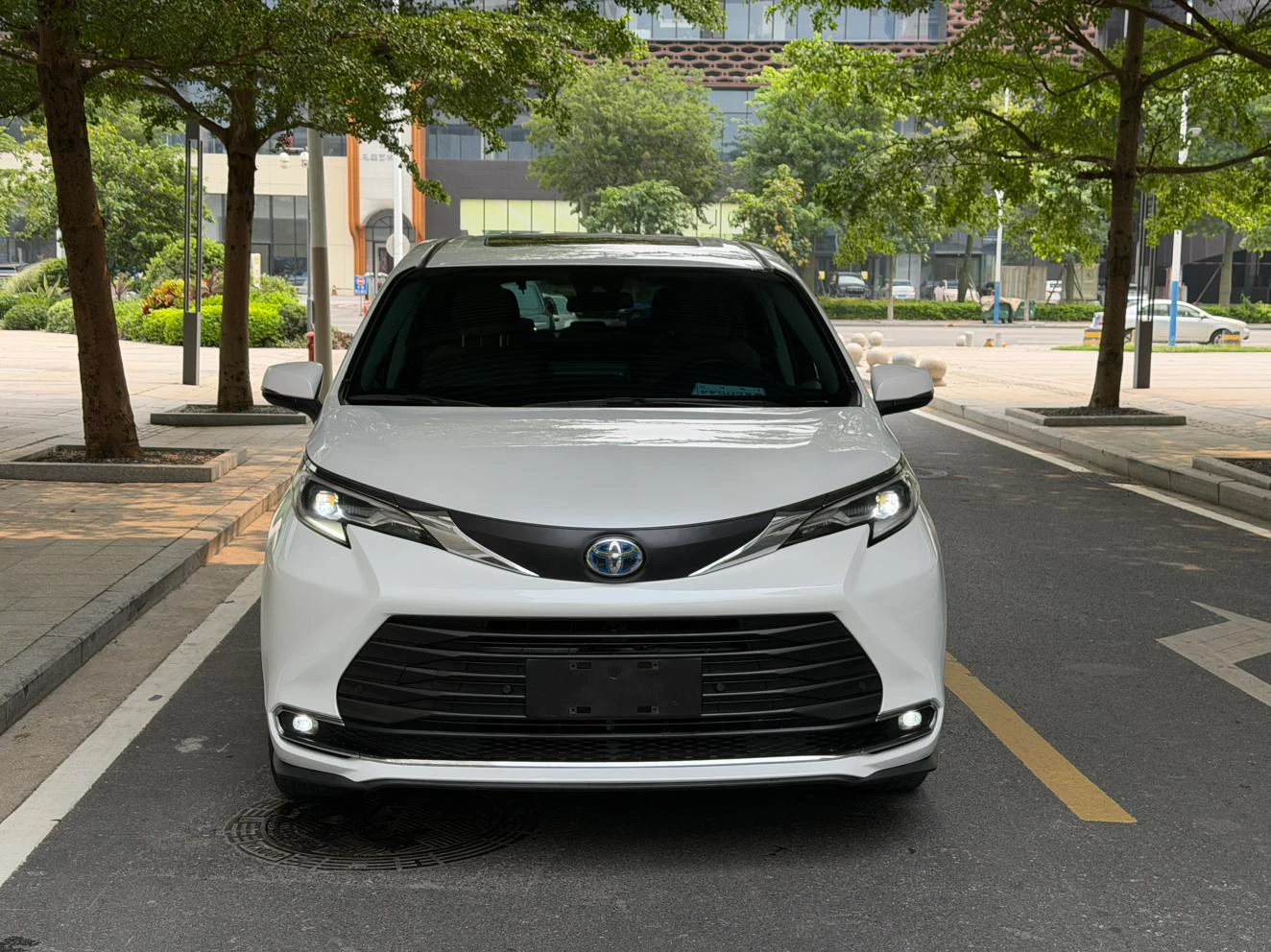 Toyota Sienna Hybrid 2.5L Comfort Edition - exterior