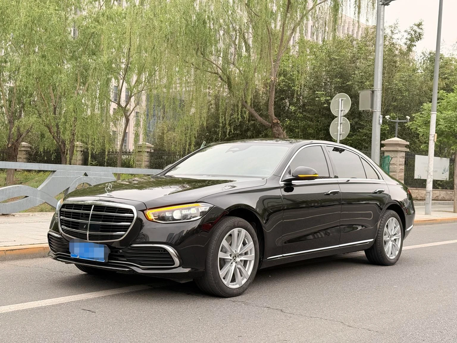 Mercedes-Benz S-Class S400L Business Edition - exterior