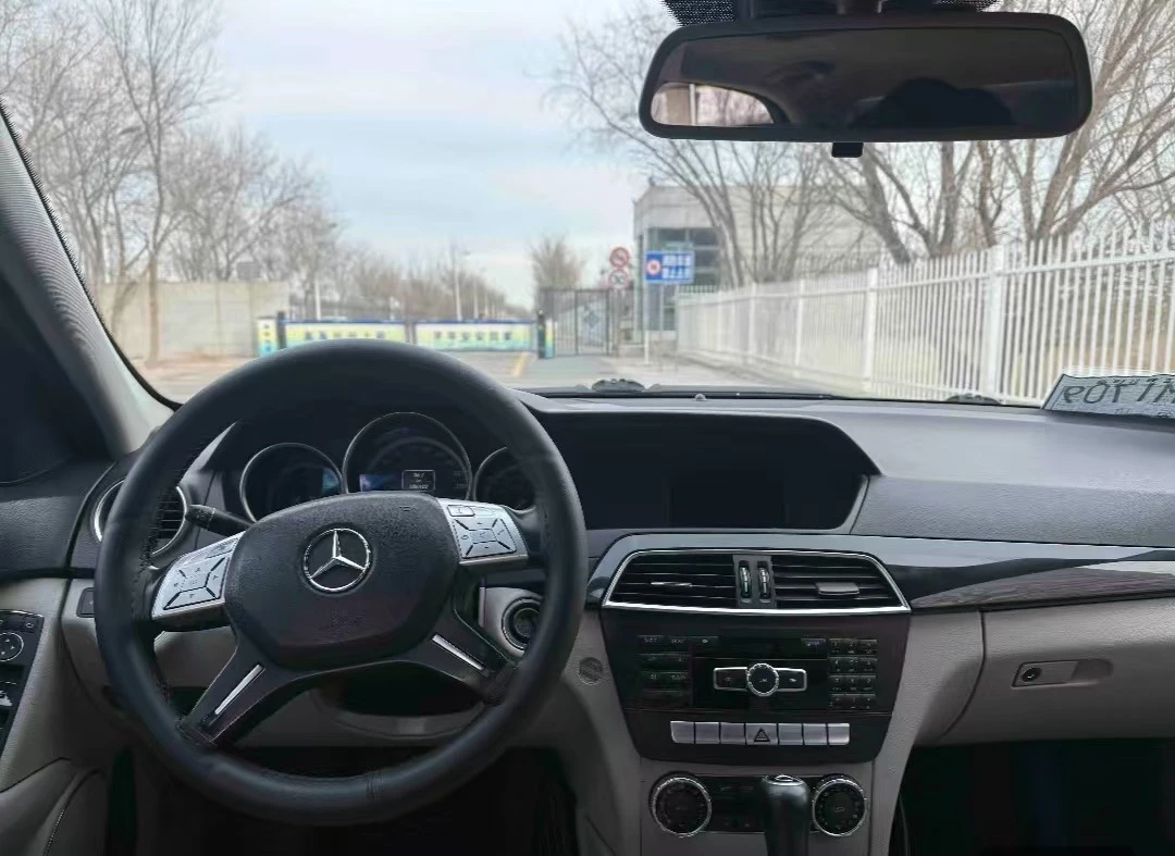 Mercedes-Benz C180 - interior