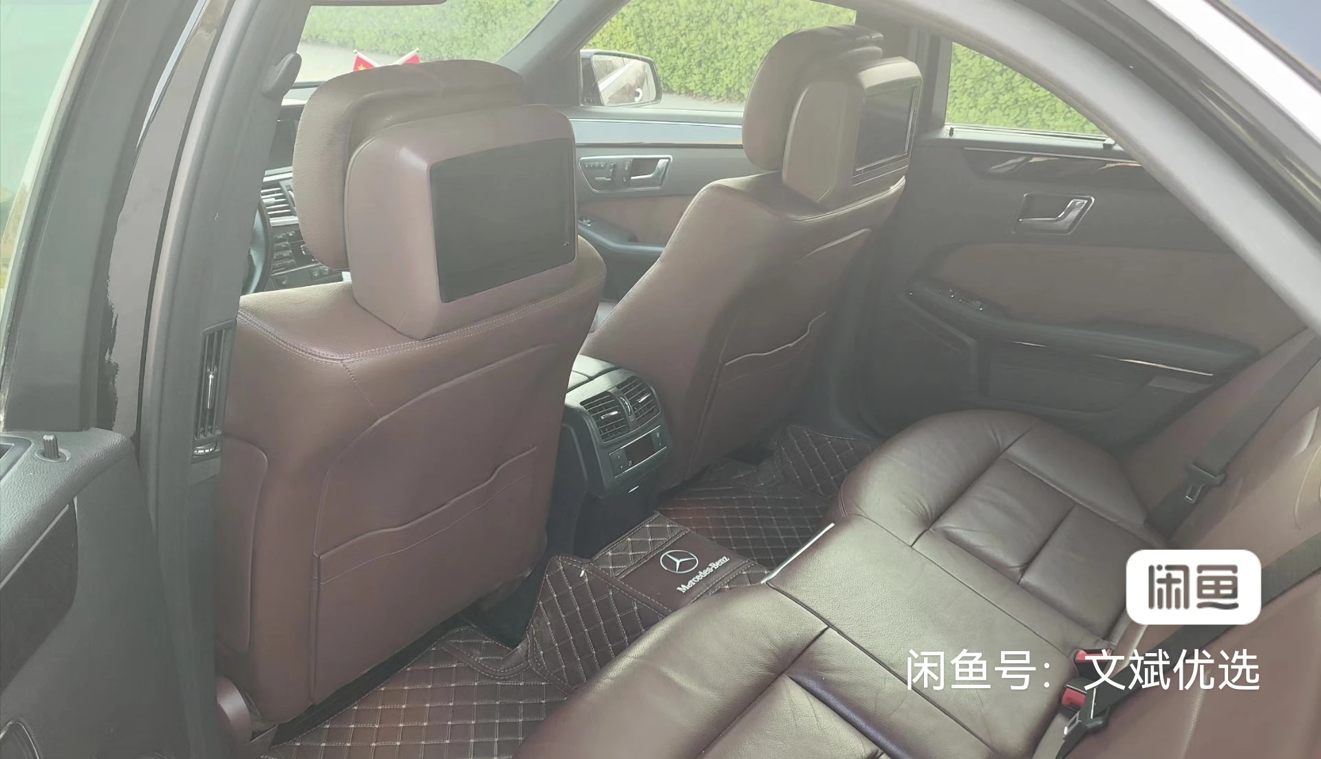 Mercedes-Benz E300L  - interior