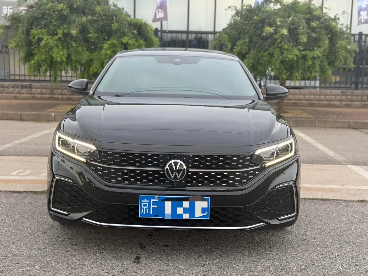 Volkswagen Passat Facelift 330TSI Star Luxury Edition - exterior