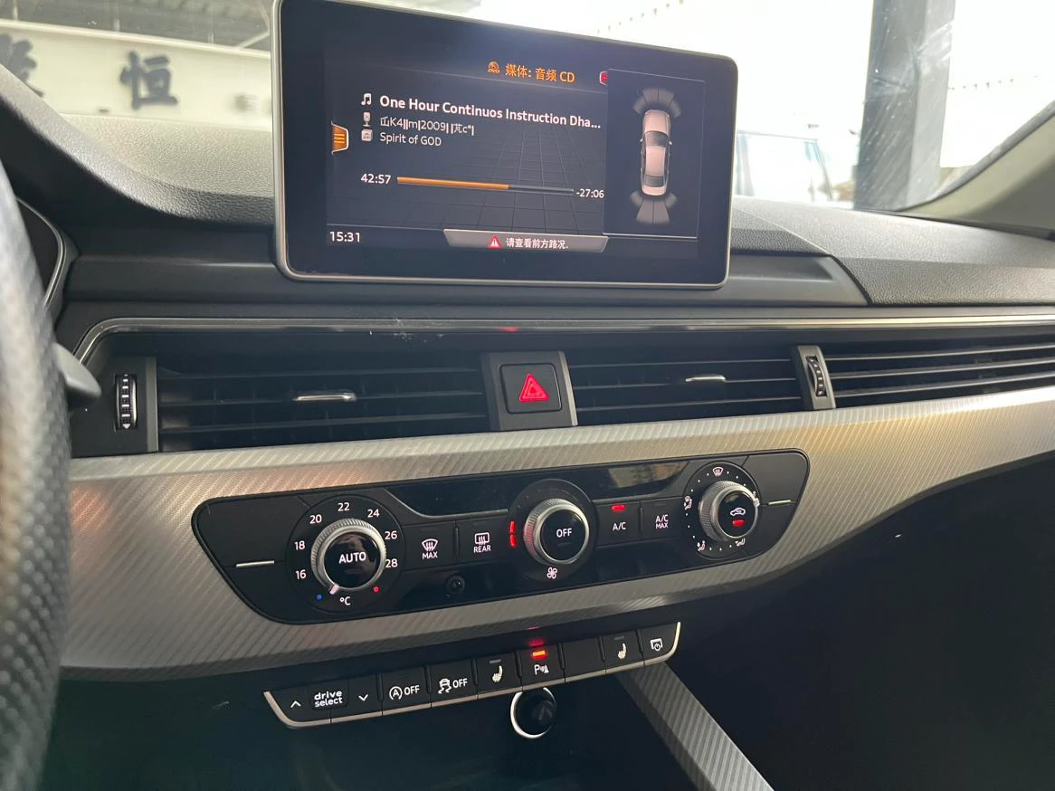 Audi A4L - interior