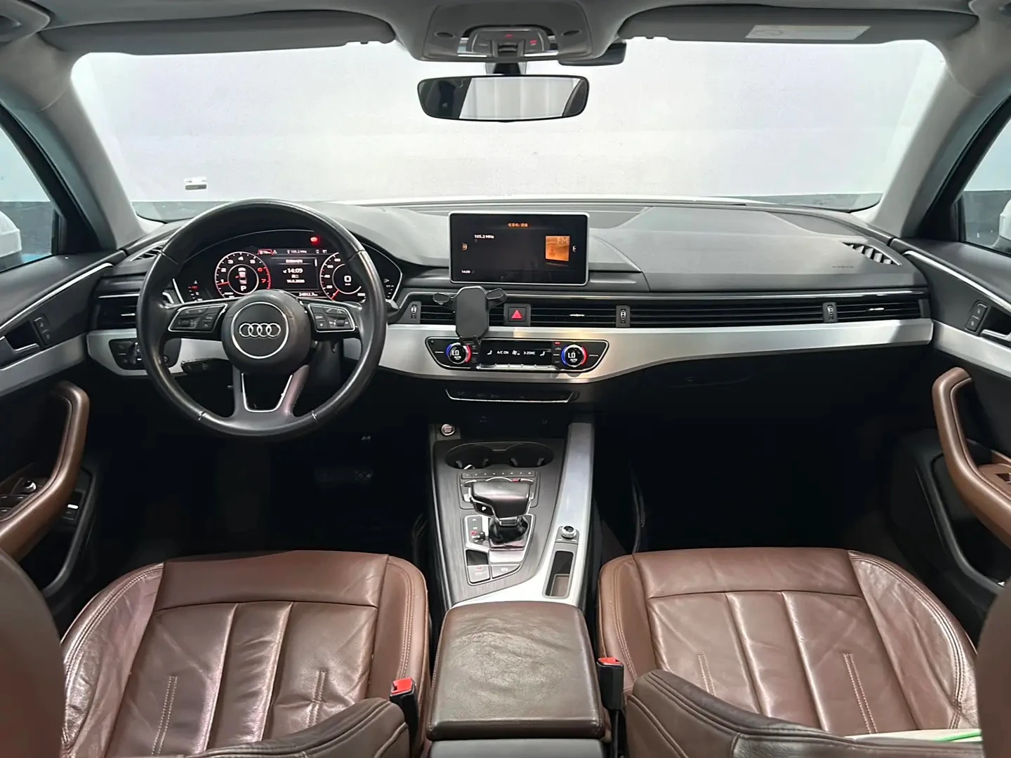 Audi A4L  40TFSI  - interior