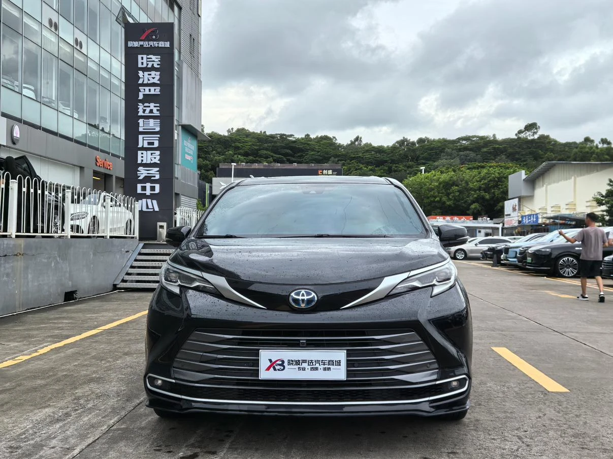 Toyota Sienna Hybrid 2.5L Premium Edition - exterior