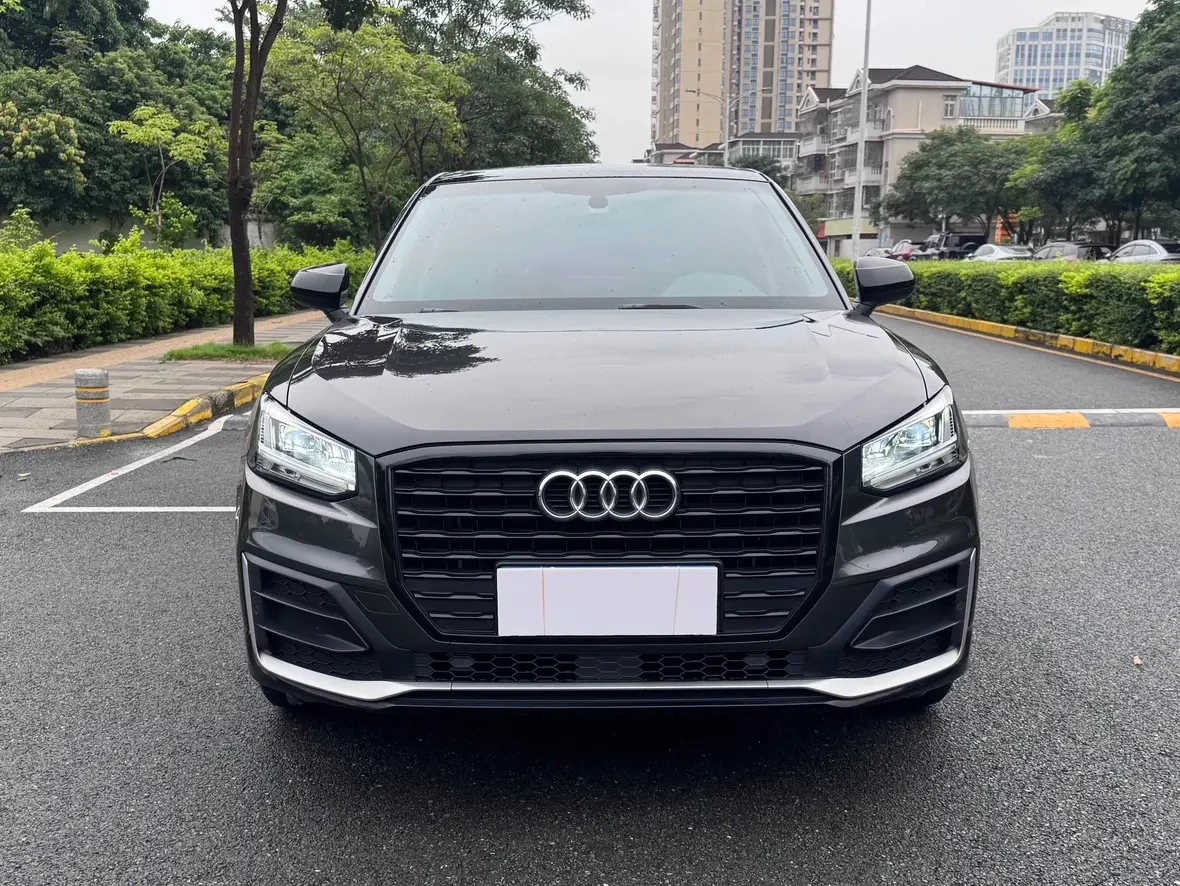 Audi Q2L 35TFSI  Sport - exterior