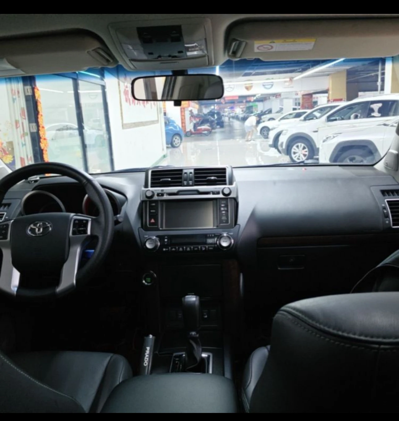 Toyota Prado NAVI 4WD - interior