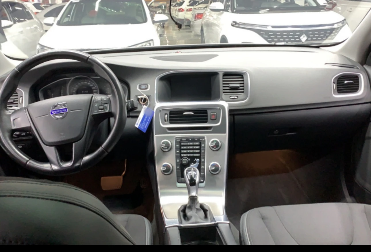 Volvo S60 T3 FWD - interior