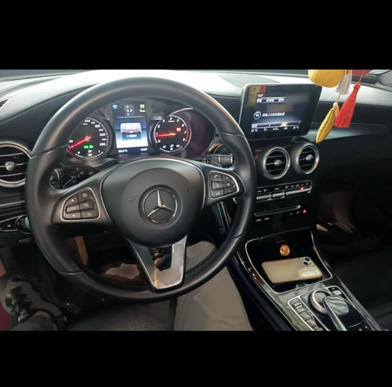 Mercedes-Benz GLC260 4MATIC - interior