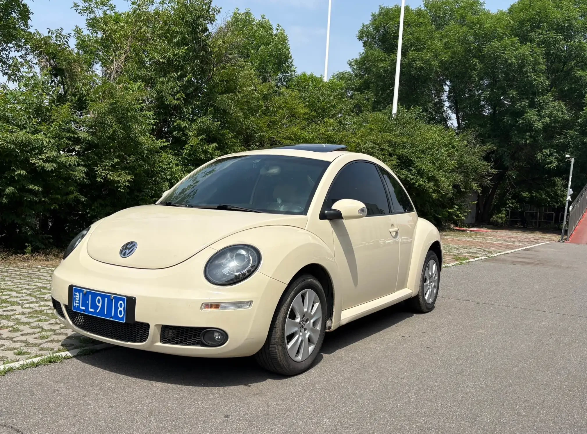 Volkswagen Beetle 2.0L AT (Standard Trim)