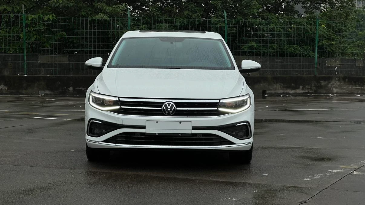 Volkswagen Bora 200TSI DSG Smart Edition - exterior