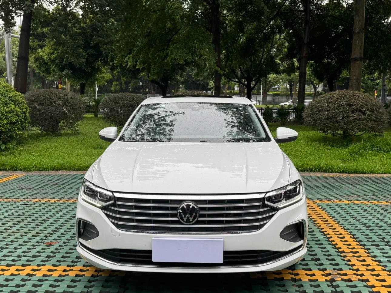 Volkswagen Lavida 300TSI DSG Full Edition - exterior