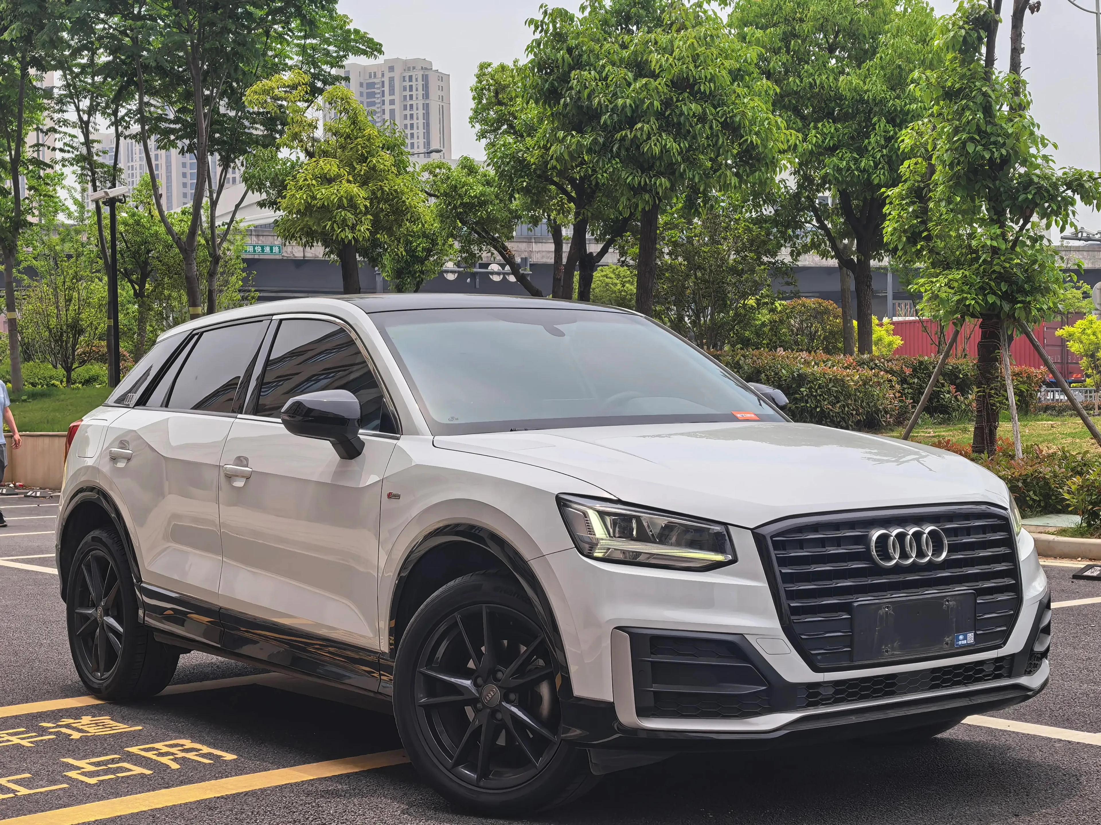 Audi Q2L 35TFSI Progressive Dynamic - exterior