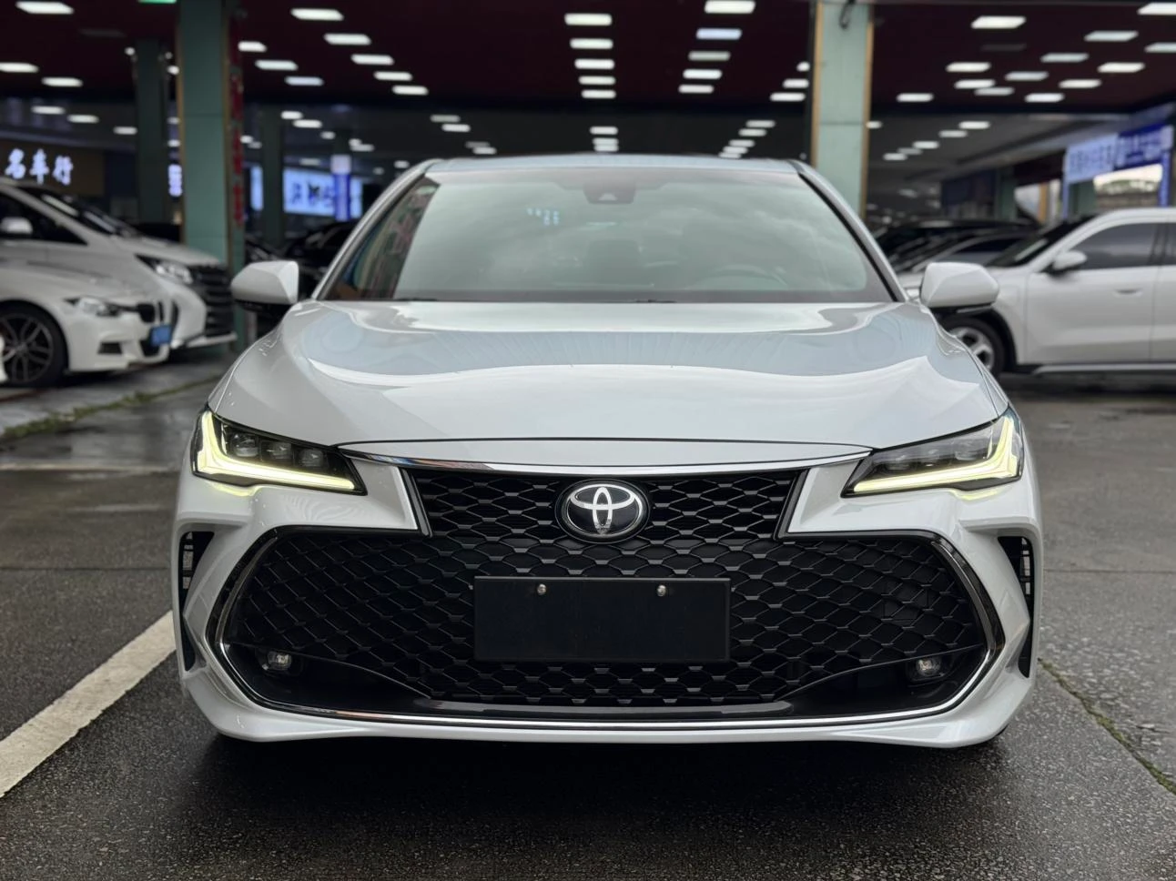 Toyota Avalon 2.5L Automatic Luxury Edition - exterior