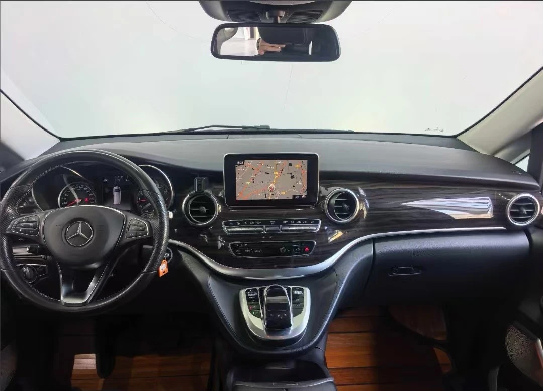 Mercedes-Benz V260 - interior