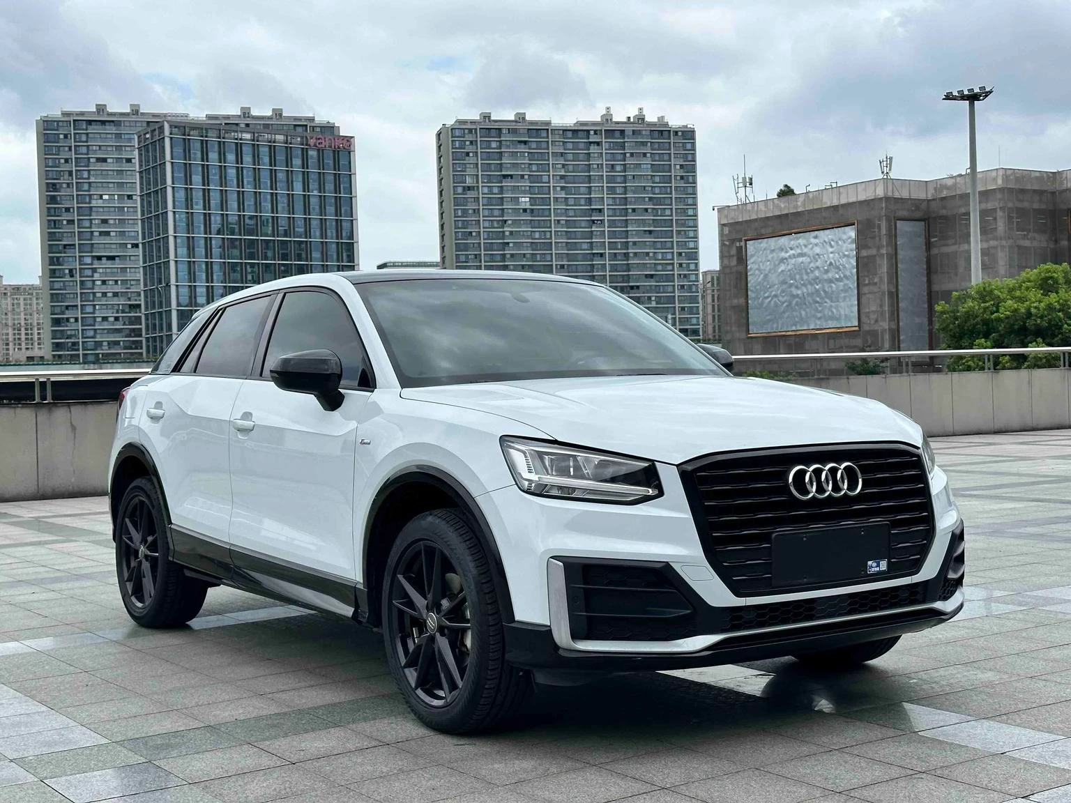 Audi Q2L 35TFSI Fashion Dynamic - exterior