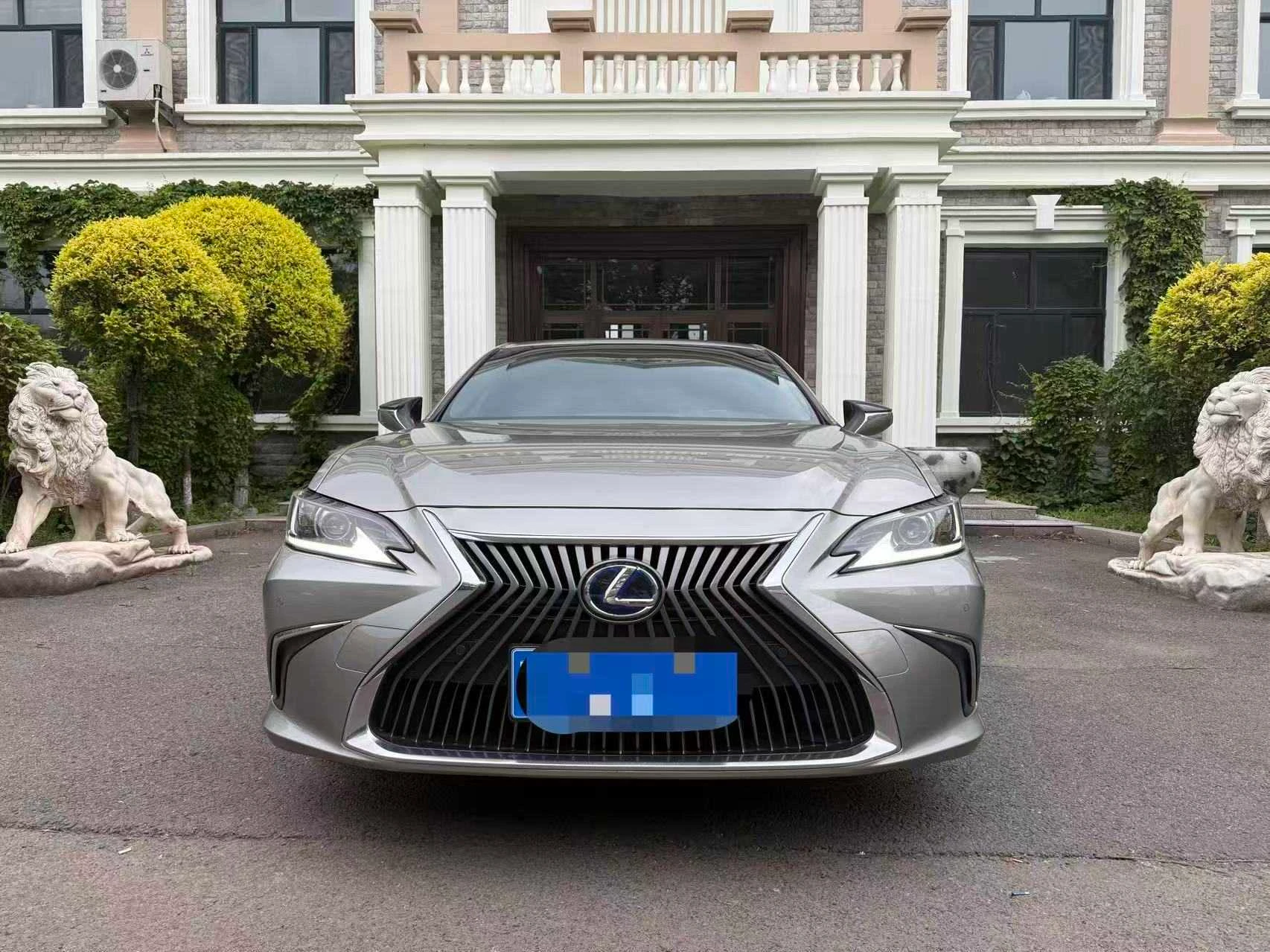 Lexus ES   300h - exterior