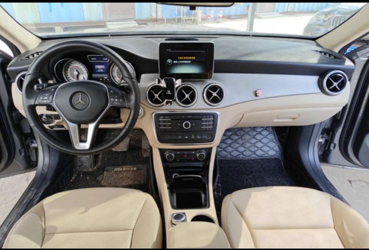 Mercedes-Benz GLA200  - interior