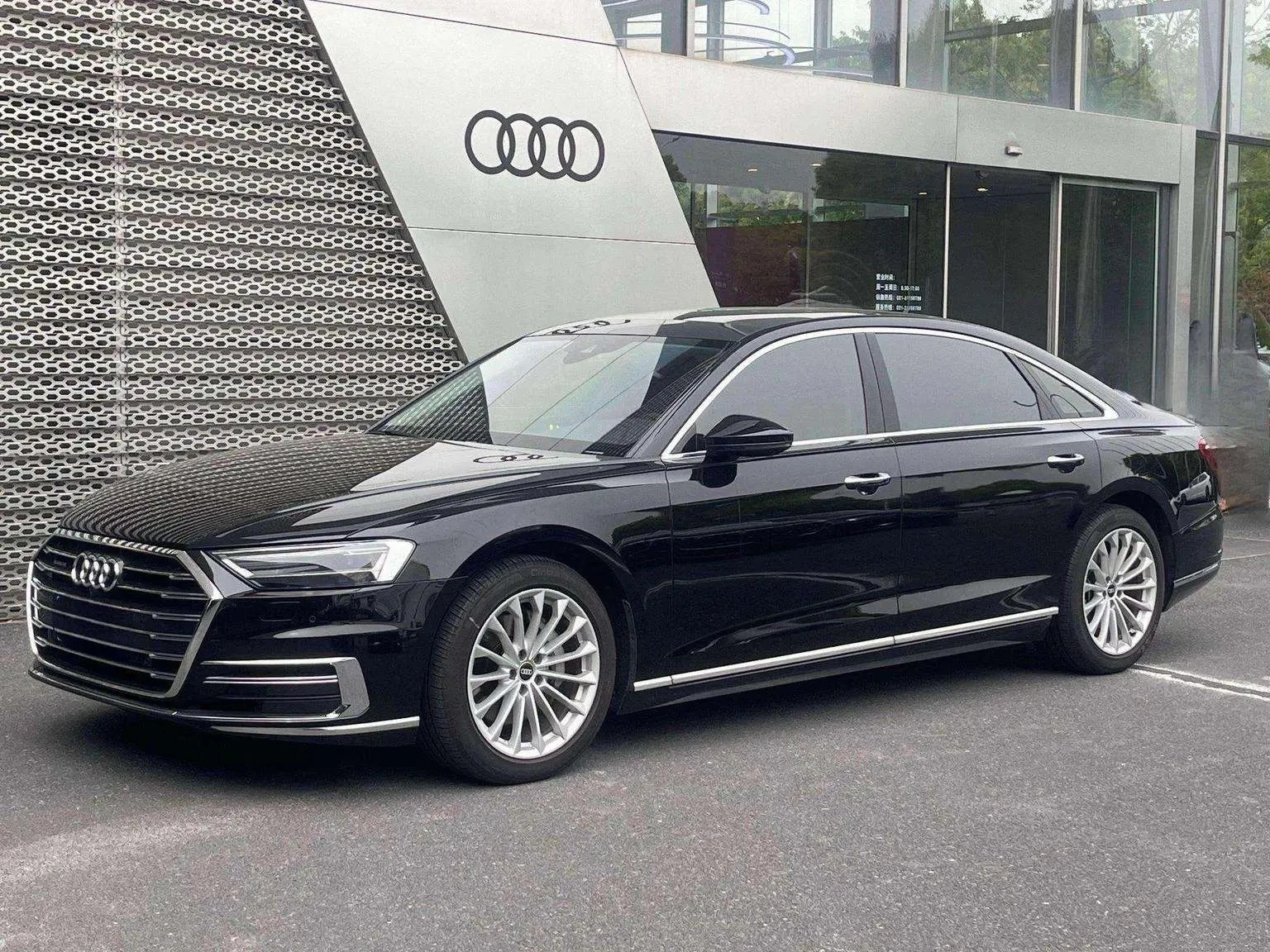 Audi A8L 50 TFSI Comfort Trim
