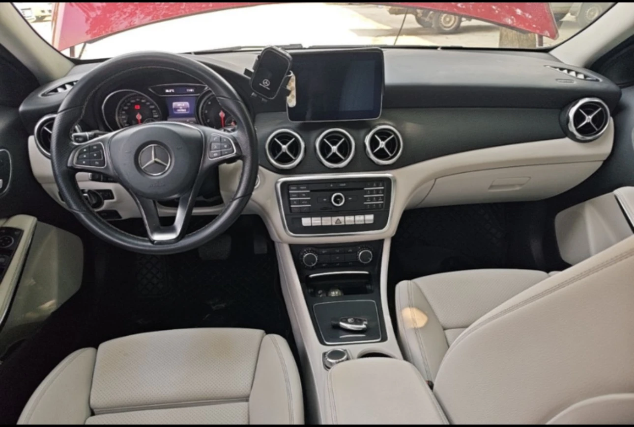 Mercedes-Benz GLA200  - interior