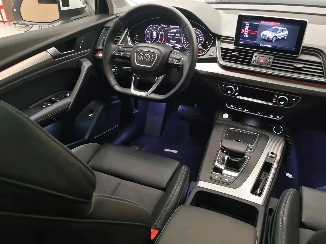 Audi Q5L  - interior