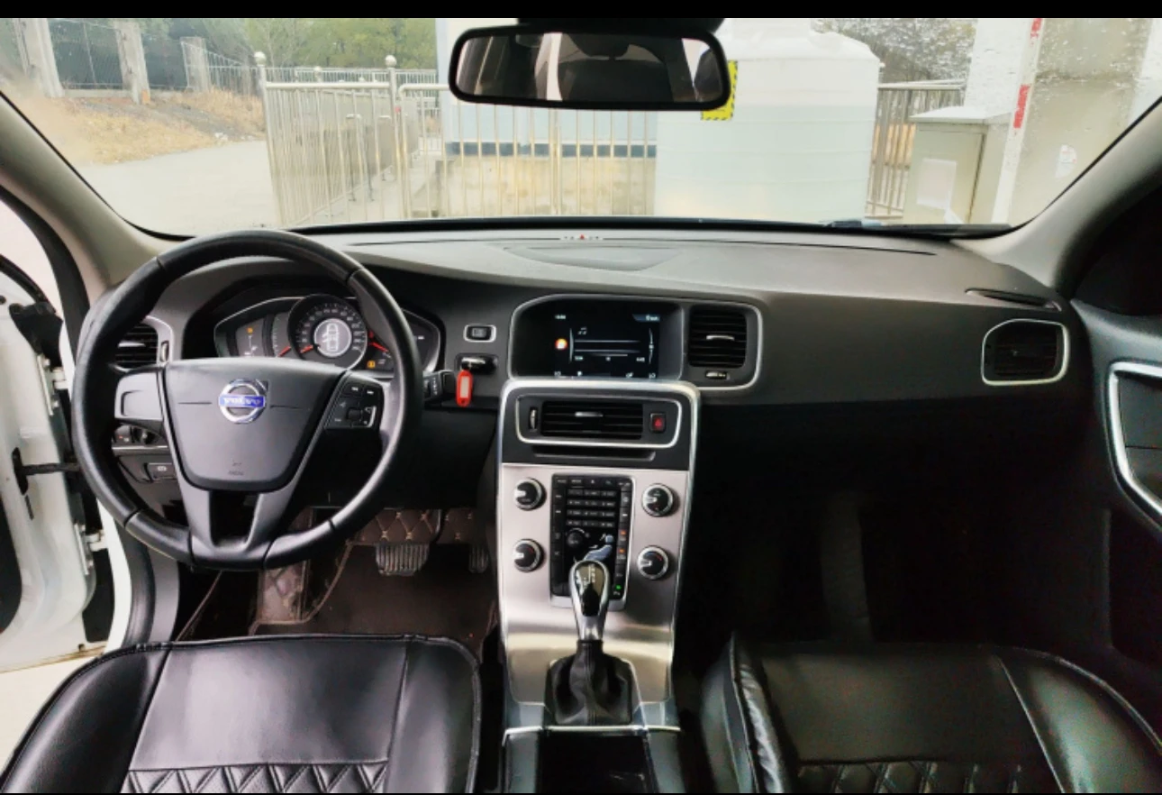 Volvo S60 T3 FWD - interior