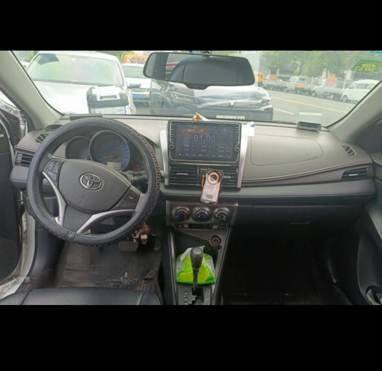 Toyota YARiS L 2WD - interior