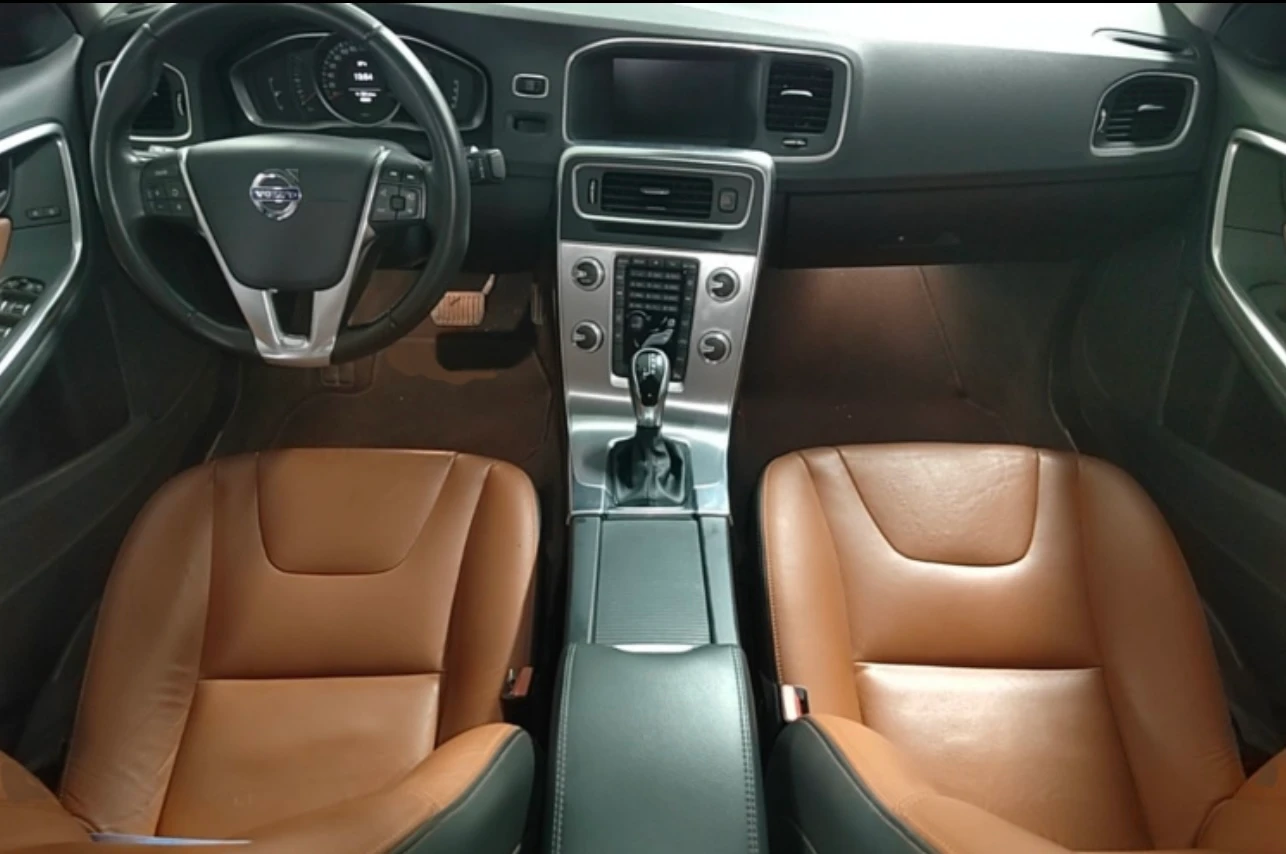 Volvo S60 T3 FWD - interior