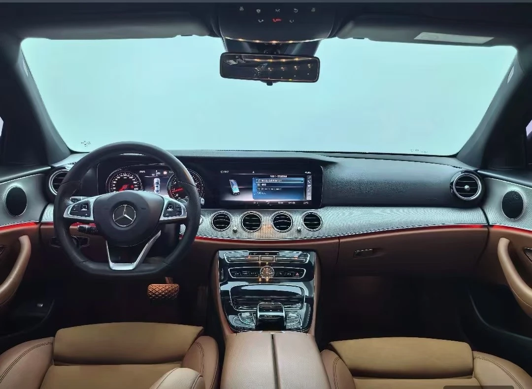 Mercedes-Benz E200 - interior