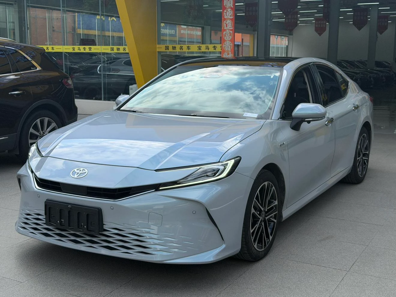 Toyota Camry Hybrid 2.0HG Premium Edition - exterior