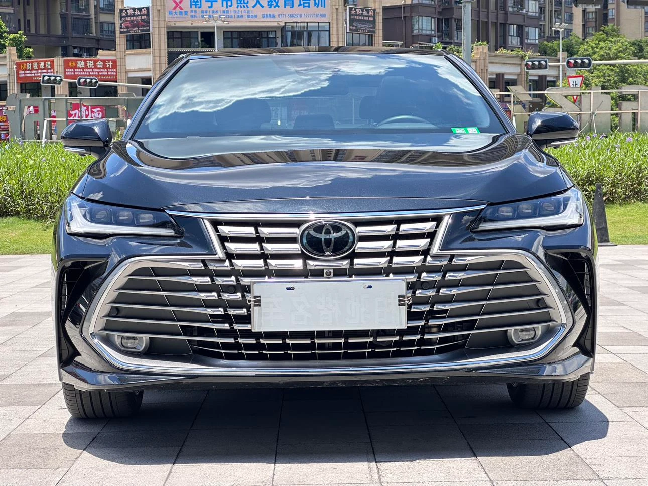 Toyota Avalon Intelligent Hybrid 2.0L E-CVT Premium Edition - exterior