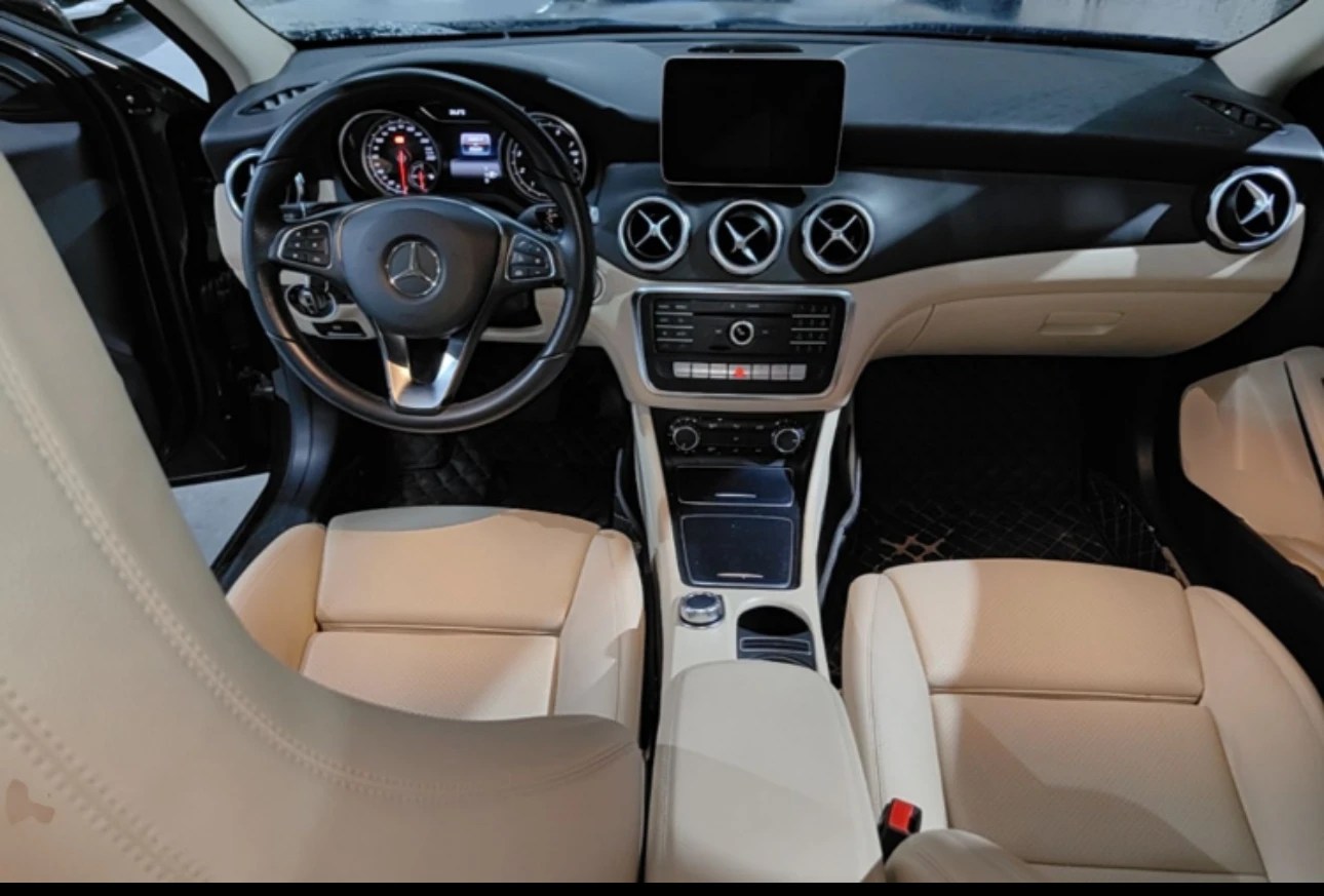 Mercedes-Benz GLA 200  - interior